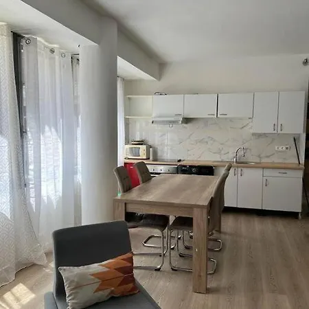 Le Building: 5 Pax Centre Apartment